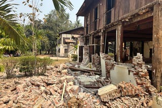 Um mosteiro danificado é visto em Naypyitaw
